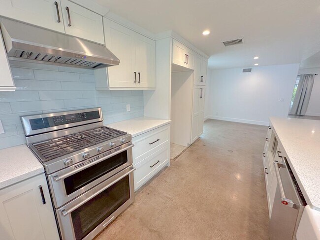 Building Photo - 25761 Serenata Dr