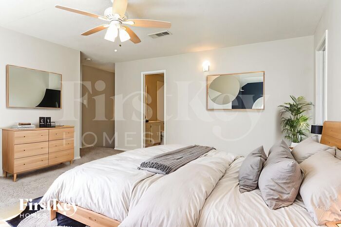 Building Photo - 5704 Creekhollow Dr