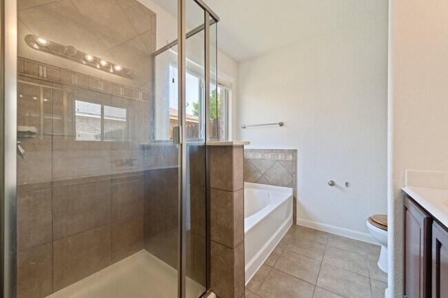 Building Photo - 1049 Regency Ln
