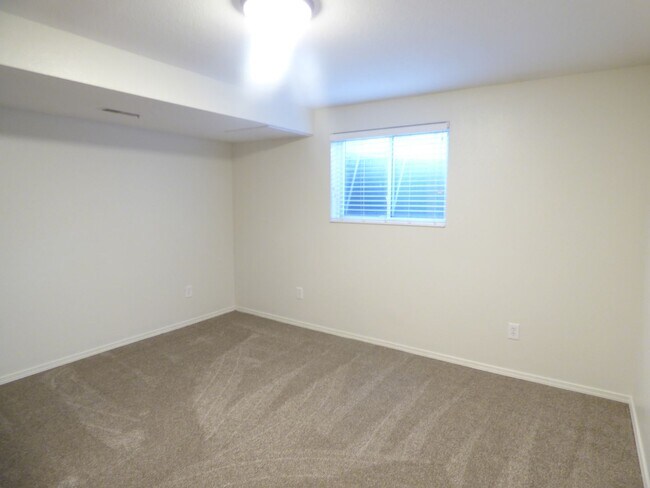 Building Photo - 5 Bd 3 Ba Home in Sandy