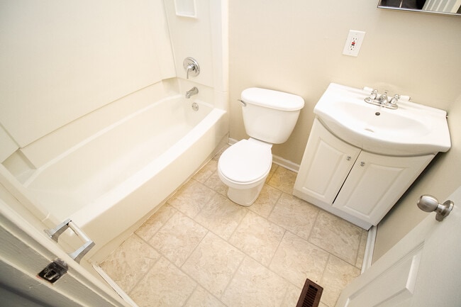 Building Photo - 2038 Airline Ave