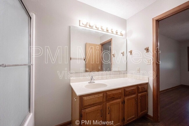 Building Photo - 406 Tulip Dr