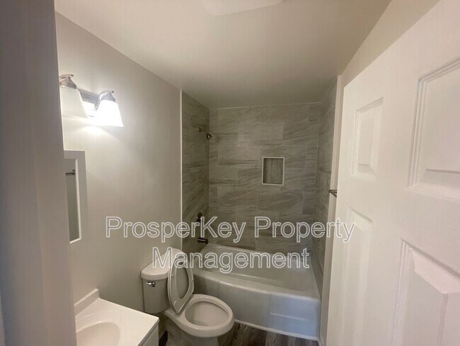 Building Photo - 246 Pinetree Cir