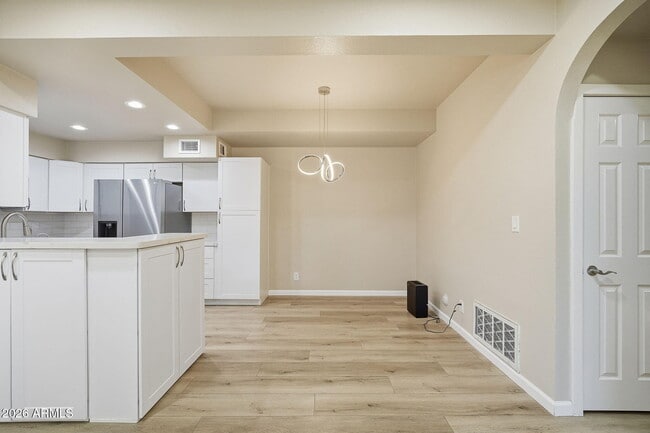 Building Photo - 9708 E Vía Linda