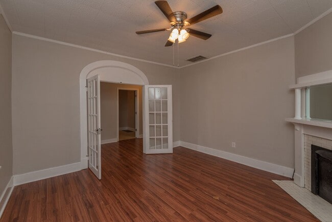 Building Photo - 4 bed/2 bath single-family home for lease ...