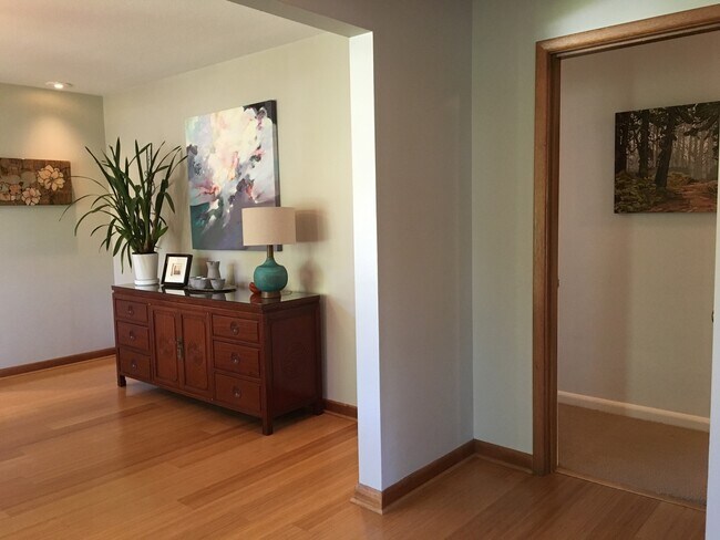 Building Photo - Lovely Mid Century Ranch in sought after West Slope neighborhood!