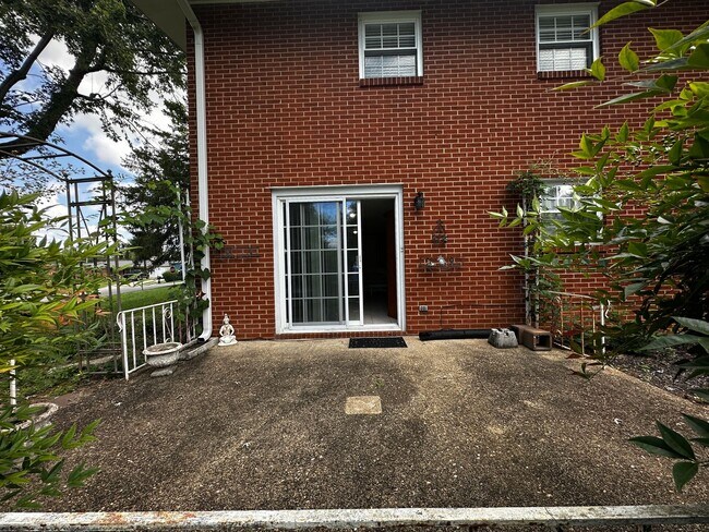 Building Photo - Partially furnished 3 bed/ 1.5 bath - Morristown, TN