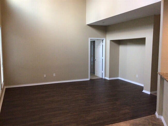Building Photo - 2718 Lakecrest Way Dr