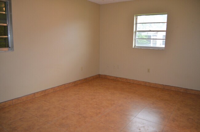 Building Photo - Beautiful Home in a Great Neighborhood!