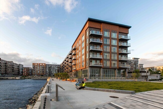 Building Photo - 45 Lewis St