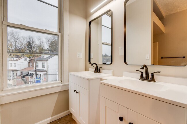 Building Photo - AVAILABLE AUGUST 2026 - Unique 3 Bedroom + den w/ Central AC in the South Side Slopes!