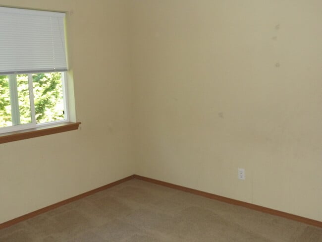 Building Photo - Spectacular 3 Bedroom Condo in "Alicia Mea...