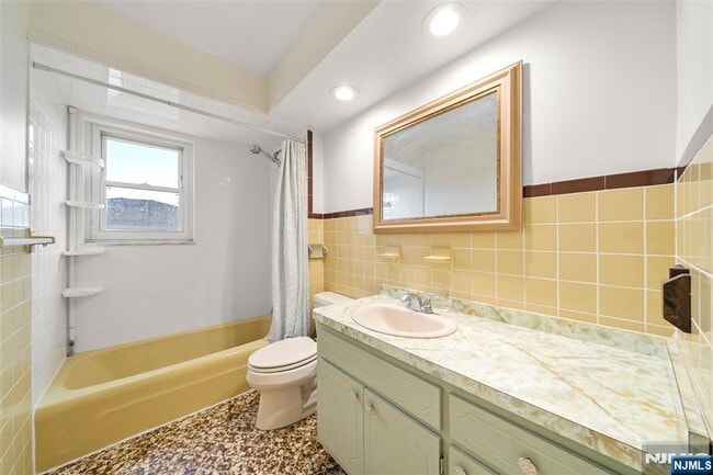 Building Photo - 209 8th St