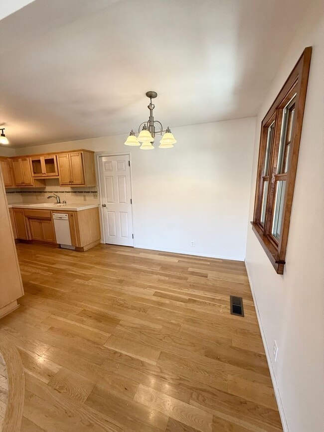 Building Photo - Charming 3 Bedroom 2 Bathroom Single Family Home Available June 5th *DO NOT DISTURB TENANT*