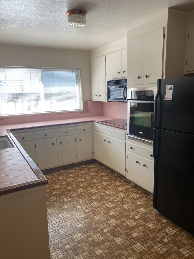 Building Photo - Immaculate shape 3 bedroom 2.5 bath home in San Leandro