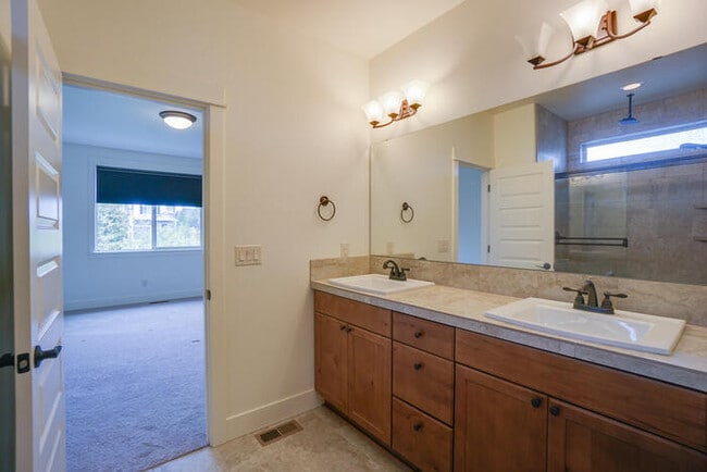 Building Photo - NEWER THREE BEDROOM IN CUL-DE-SAC