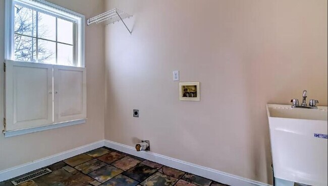 Building Photo - Serene Home-2 bed/2bath near I85 & Hwy 290