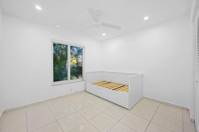 Building Photo - 9515 SW 118th Ct