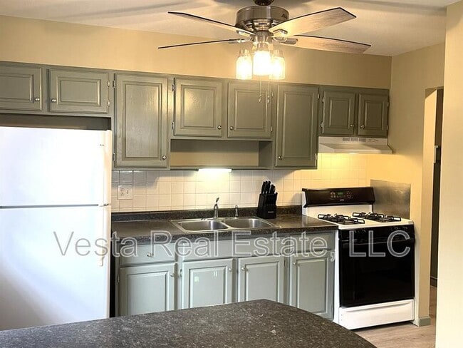 Building Photo - 506 E Locust St