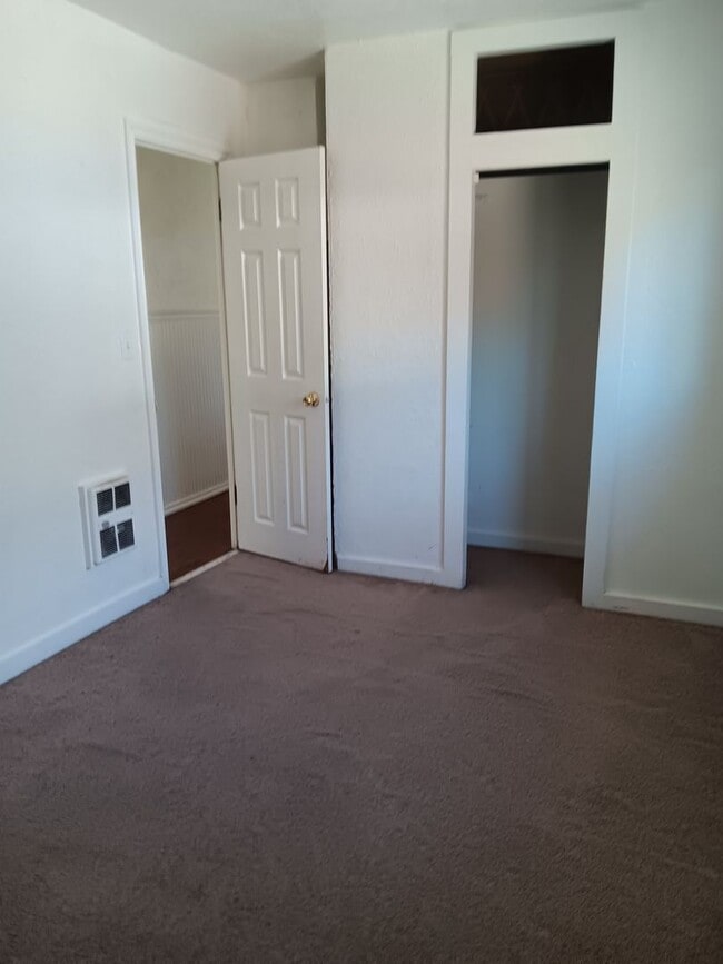 Building Photo - Small Two Bedroom House