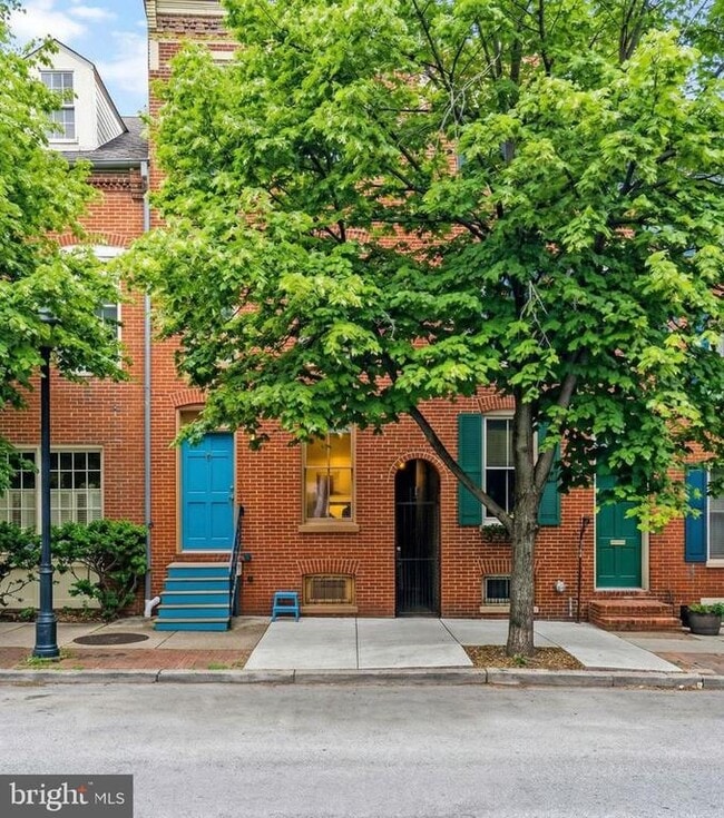 Building Photo - 805 S Charles St