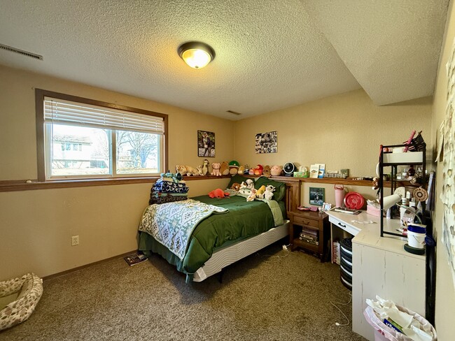 Building Photo - 1042 Castlewood Dr