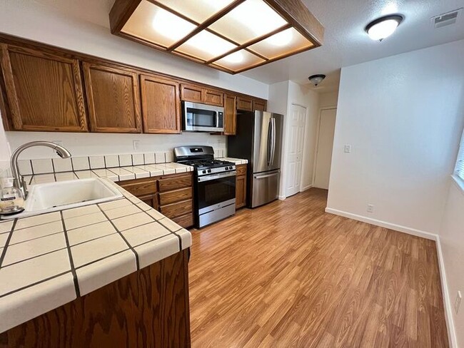 Building Photo - 2BD/2.5BA Townhouse w/ New Appliances & HV...