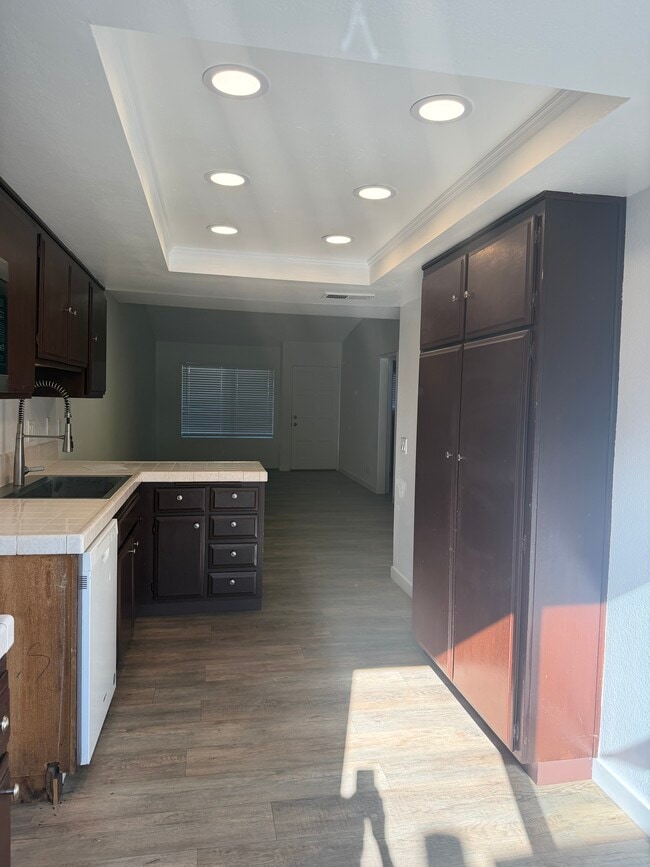 Building Photo - 10417 Hayford St