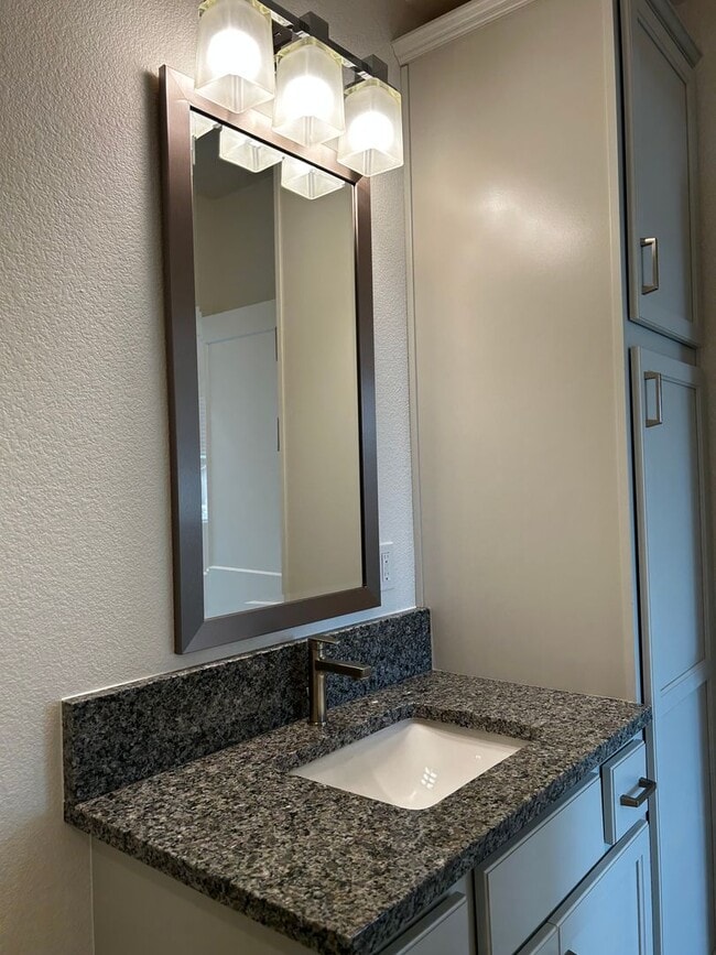 Building Photo - 1 BED 1 BATH JR ADU 2 months Free rent is applied to the 2nd month and the last month.