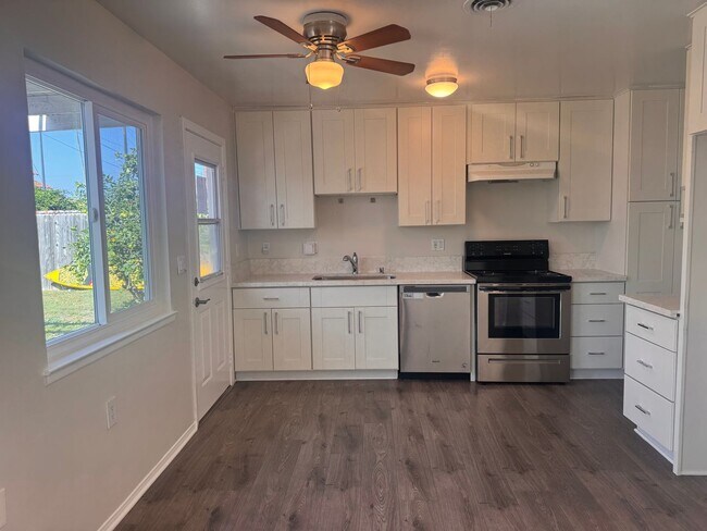 Building Photo - Charming RE-MODELED 3 bed / 2 bath home