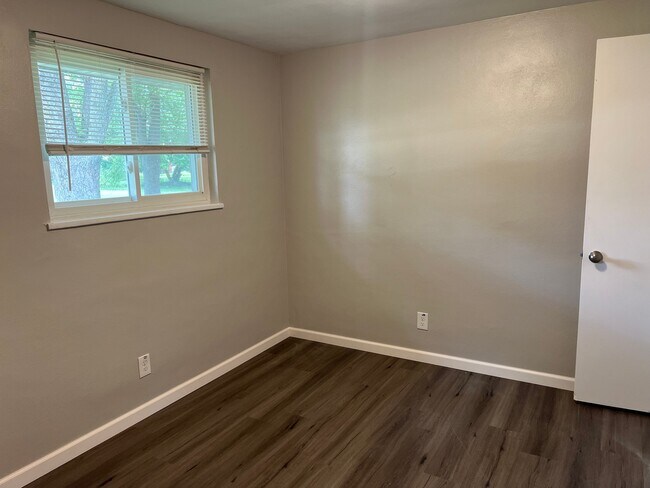 Building Photo - 2543 Walford Dr