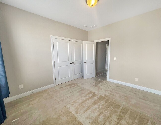 Building Photo - Beautiful 3BD/2.5BA townhome with garage in great Cary community and location!