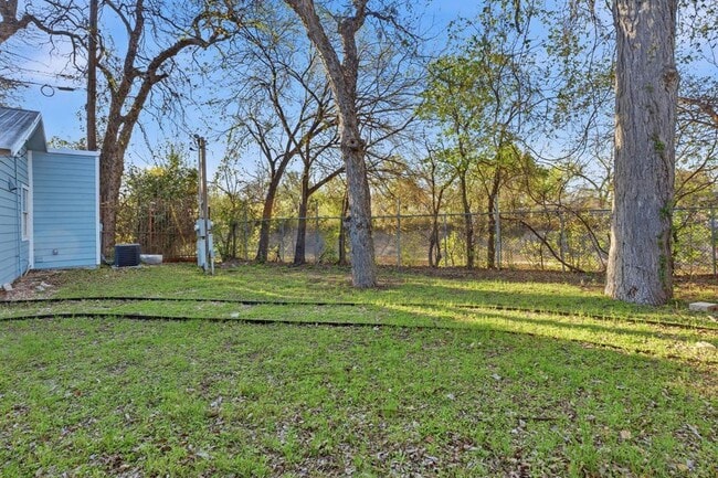 Building Photo - 827 Gullett St