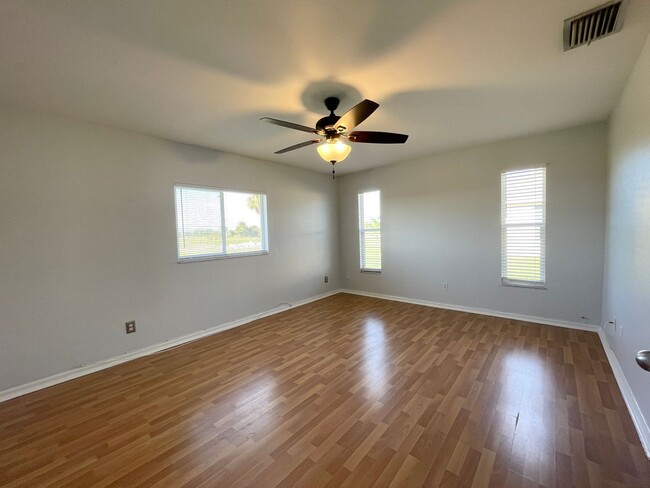 Building Photo - Available Immediately! 3 bedroom PLUS Den-...