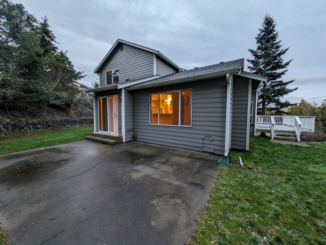 Building Photo - Illahee Home with a View and Two Primary Suites