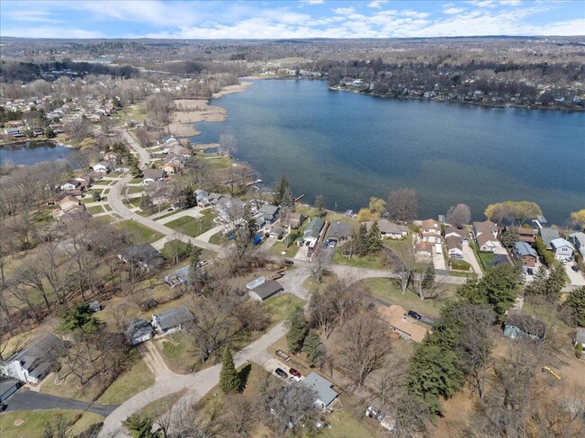 Building Photo - 4500 Island Park Dr