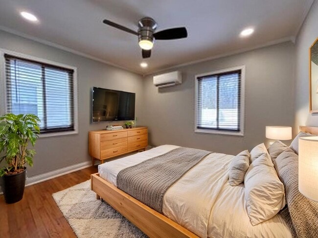 Building Photo - 326 W Adams St