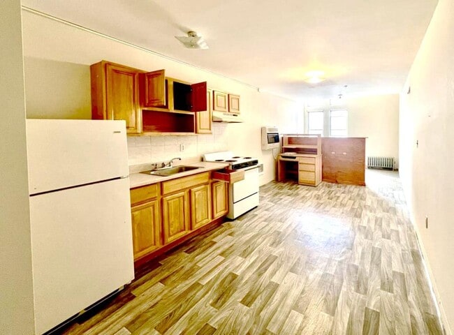 Primary Photo - 270 N Main St