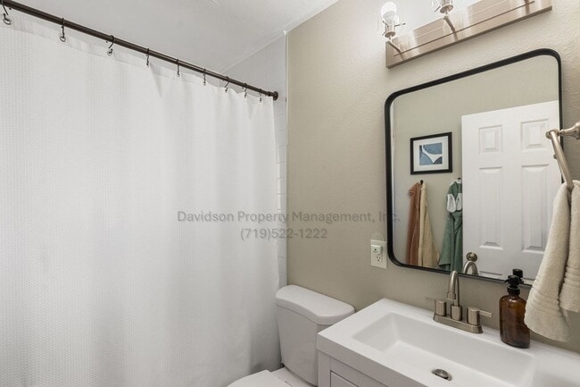 Building Photo - Updated 5 Bedroom House Near Memorial Park