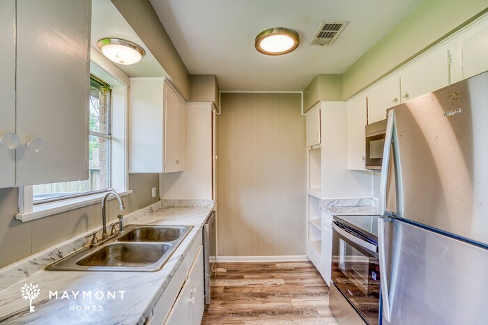 Building Photo - 1303 Bayou Dr