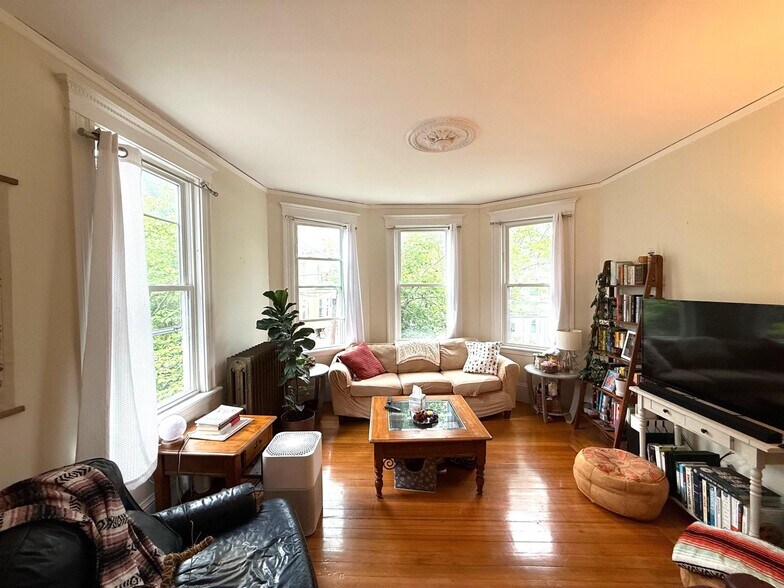 Building Photo - 13 Standish St