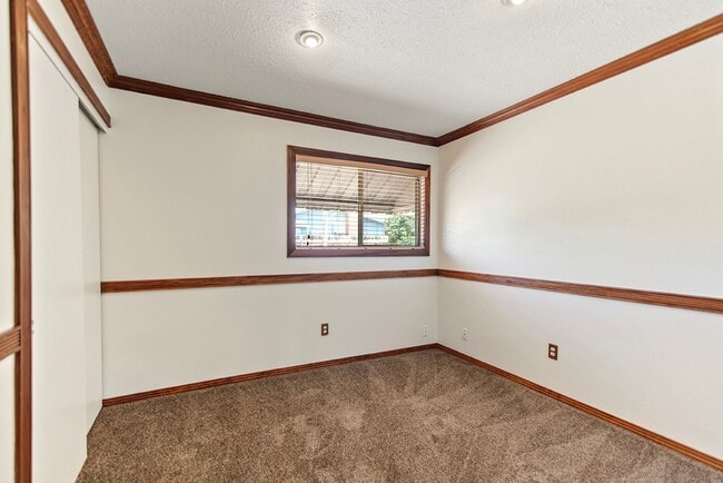 Building Photo - Charming 3-Bedroom Home on Corner Lot in E...