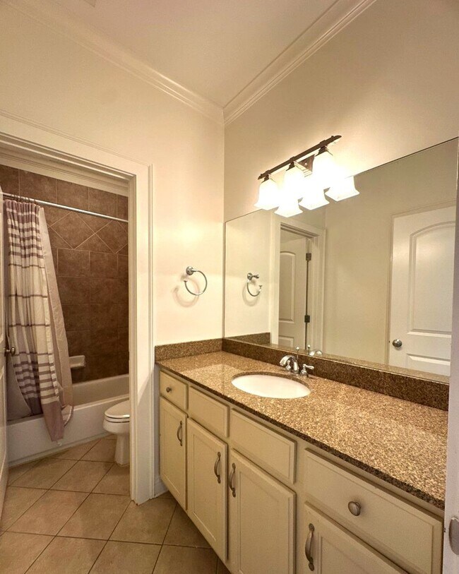 Building Photo - Charming 4 Bedroom Townhouse with 2 Large Suites