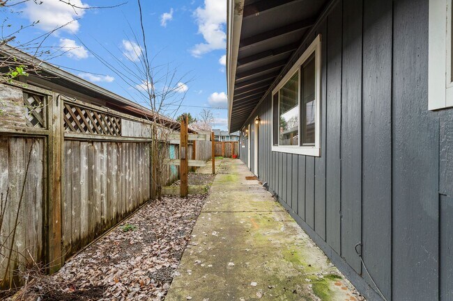 Building Photo - 1365CEDA