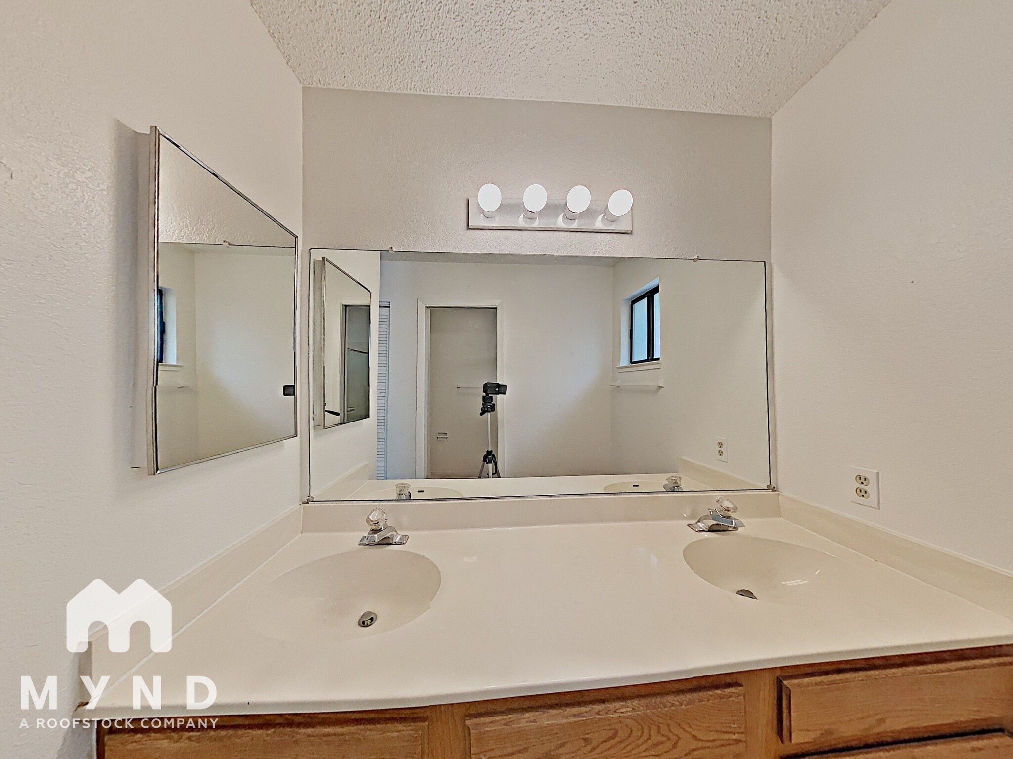 Building Photo - 5922 Shadow Park Dr