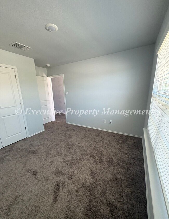 Building Photo - 1211 Lexington Dr