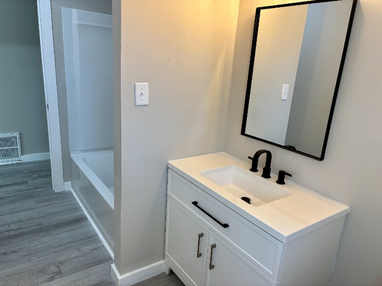 Building Photo - 1136 Chadford Rd