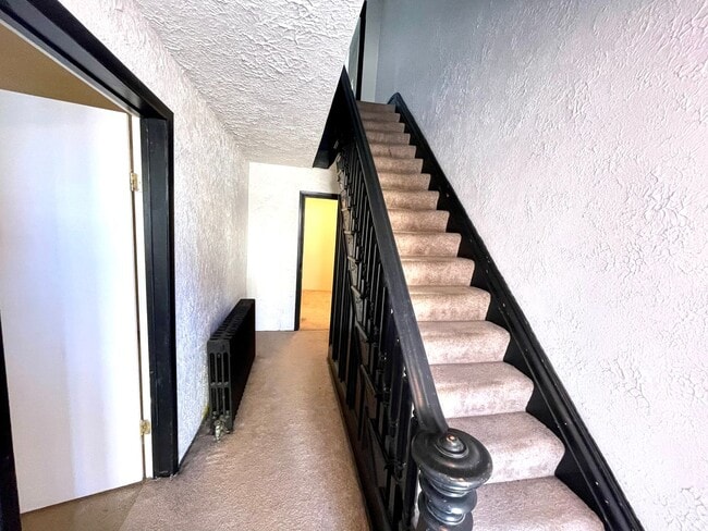 Building Photo - Mt. Washington house, 3 bedroom 2 1/2 bath house with great kitchen, yard, laundry June 1st