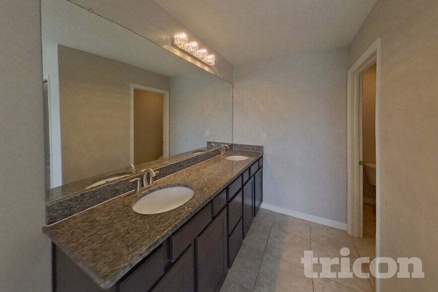 Building Photo - 12317 Fairlawn Dr