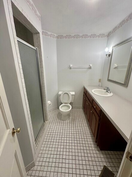 Primary Bathroom - 4480 Post Rd